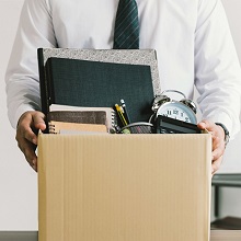 Увольнение по собственному желанию не лишает работника права на выходное пособие 