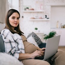 Может ли работодатель уволить беременную, которая работает без трудового договора