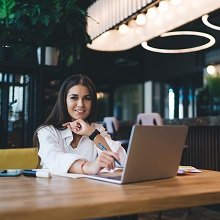 Что читали на БУХ.1С в феврале 2026 года: НДС в длящихся договорах, налог на вклады и бухгалтер на уборке снега