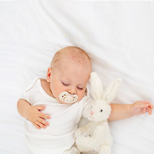 С 2026 года повышен не облагаемый НДФЛ лимит материальной помощи при рождении ребенка