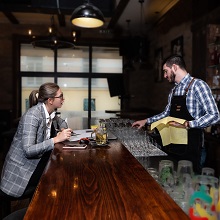 Как определяется выполнение рестораном условия о выплатах работникам для применения освобождения от НДС