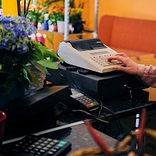 Хроники 54-ФЗ: ККТ при расчетах с иностранцами, поправки в форматы фискальных документов и штрафы из-за отказа от обновления ПО кассы 