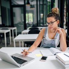 Как представлять уведомления о рассчитанных суммах НДФЛ и страховых взносов в 2026 году