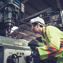 Работодателей могут обязать страховать работников, управляющих дорогостоящим оборудованием