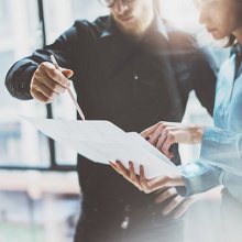 Вправе ли работодатель не указывать в приказе о приеме на работу размер премии