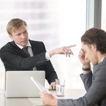 Трудовые споры: вправе ли работодатель досматривать личные вещи работников