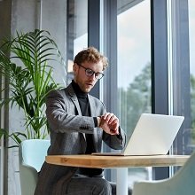 Сколько дней отдыха следует предоставить работнику после сдачи им крови в праздник