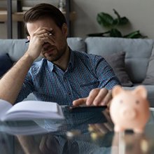 Трудовые споры: нужно ли выплачивать премию уволенному работнику