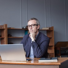 Как оформить перевод  гендиректора на неполный рабочий день по его инициативе