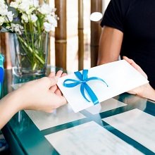 Какие коды доходов и вычетов нужно применять при отражении доходов в виде подарков, полученных работниками