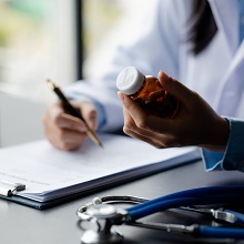 Особый порядок реализации зарубежных лекарств продлили до конца 2027 года 