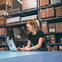 Нужно ли начислять страховые взносы на оплату физлицу услуг по хранению вещей