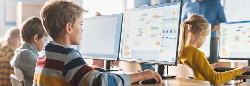 1С:Клуб программистов приглашает школьников на день открытых дверей и занятия в зимнем семестре 2026 года