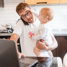 Отцам могут предоставить право на дополнительный отпуск при рождении ребенка