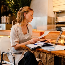 Как ресторан должен считать среднюю зарплату для целей освобождения от НДС, если в штате есть иностранцы 