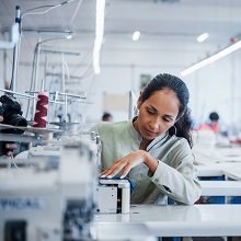 Работодателям скорректировали форму уведомления о заключении трудового договора или ГПД с иностранцем