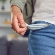 Трудовые споры: вправе ли уволившийся работник требовать годовую премию