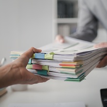 Вправе ли заказчик требовать выставления счета-фактуры и акта выполненных работ вместо УПД