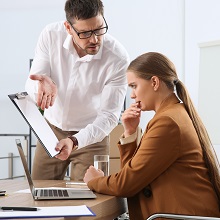 Трудовые споры: можно ли работника лишить премии за оскорбления коллег