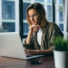 Учет НДС по ставке 22%: предоплата в 2025, а отгрузка - в 2026 году