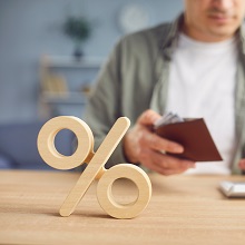 Когда работодатель вправе уменьшить зарплату из-за опозданий работника