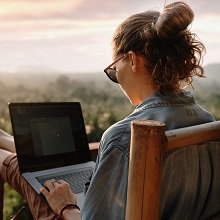 Нужно ли удерживать НДФЛ с выплат дистанционному работнику-нерезиденту, работающему за рубежом