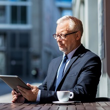 Применяется ли требование о минимальной базе по страховым взносам, если руководство фирмой передано ИП