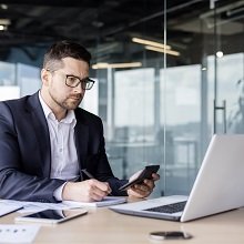 Какой штраф грозит работодателю за задержку подачи в СФР сведений для оплаты больничного