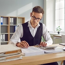 Можно ли в базу по АУСН включить расходы на выплаченную в январе зарплату за декабрь, когда применялась УСН 